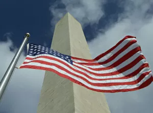 Images Dated 22nd February 2002: WASHINGTON MONUMENT WITH AMERICAN FLAG