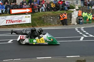 Images Dated 4th June 2005: Peter Farrelly & Aaron Galligan (Yamaha) 2005 Sidecar TT