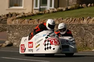 Images Dated 5th June 2004: Roger Stockton & Pete Alton (Shelbourne Yamaha) 2004 Sidecar TT