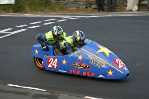 Images Dated 4th June 2005: Simon Neary & Stuart Bond (Baker Yamaha) 2005 Sidecar TT
