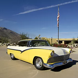 Images Dated 19th November 2005: Ford Fairlane Custom Classic, 1956, Yellow, & white