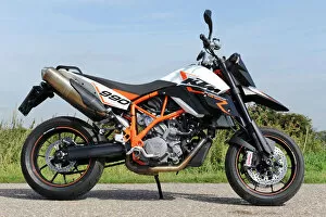 Images Dated 26th August 2009: KTM 990 Supermoto