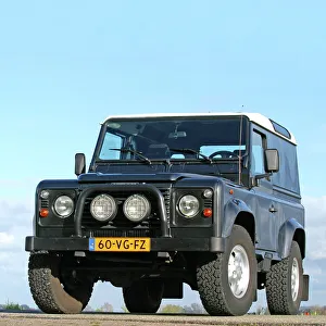 <b class=qtipBold><figcaption>Land Rover Defender TD5</figcaption></b><br> Land Rover Defender TD5
