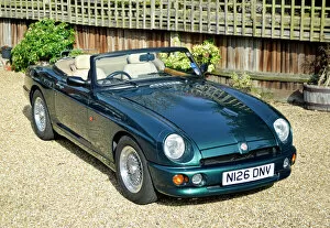 Images Dated 29th March 2014: MG RV8 1995 Green metallic
