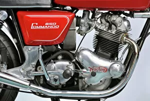 Images Dated 4th November 2009: Norton Commando 850cc, 1974, Red
