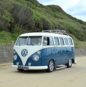 Camper Gallery: VW Volkswagen Classic Camper van 1966 Blue & white