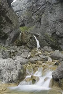 Images Dated 4th May 2012: Water flowing through limestone ravine (glacial channel), Gordale Scar, Malhamdale