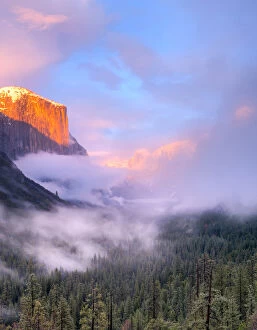 Images Dated 27th February 2010: Alpenglow. Sunset colors the top of El Capitan. Yosemite, California, USA