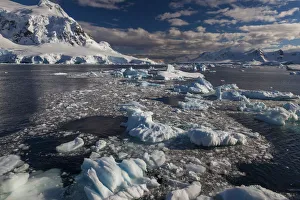 <b class=qtipBold><figcaption>Antarctic Peninsula, Antarctica</figcaption></b><br><em>© Art Wolfe / DanitaDelimont.com</em> Antarctic Peninsula, Antarctica