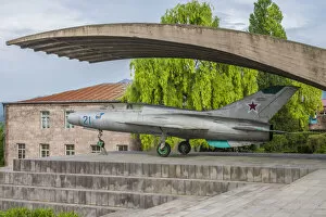 Kavkaz Gallery: Armenia, Debed Canyon, Sanahin. MIG-21 jet fighter Monument to the birthplace of the