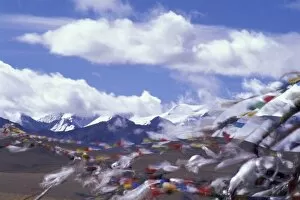 Images Dated 1st December 2004: Asia, China, Tibet, Tangla Pass. Prayer flags, the Himalayas behind
