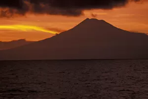 Images Dated 2nd September 2004: Asia, Papua New Guinea, Kimbe Bay. Volcano at sunset