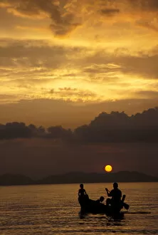 Images Dated 31st January 2005: Asia, Thailand, Phang Nga Bay. Father and boys rowing at sunset near Hat Khlang Muang