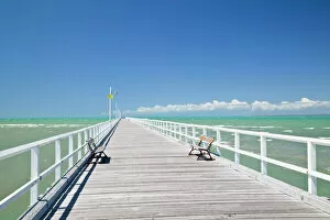 Color Image Gallery: AUSTRALIA, Queensland, Fraser Coast, Hervey Bay. Urangan Pier on Hervy Bay