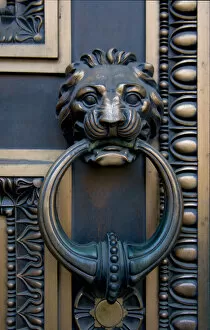 Images Dated 2nd November 2004: BALTIMORE, MARYLAND. USA. Detail, lion headed door handle on door of Baltimore City Courthouse