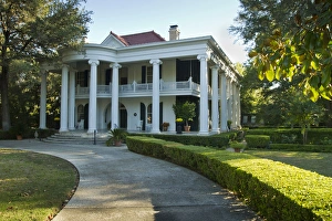 Belle Oaks Inn, plantation style bed & breakfast in Gonzales, Texas Belle Oaks Inn, plantation style bed & breakfast in Gonzales, Texas