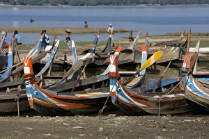 Boats on the lake between Kyauktawgyi Paya and Taungthaman village Boats on the lake between Kyauktawgyi Paya and Taungthaman village