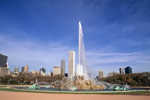 Images Dated 15th April 2005: Buckingham Fountain in Downtown Chicago Illinois