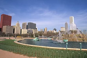 Images Dated 15th April 2005: Buckingham Fountain in Grant Park Downtown Chicago Illinois