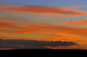 Images Dated 28th August 2006: Canada, Saskatchewan, Grasslands National Park. Sunset over prairie grasslands. Credit as