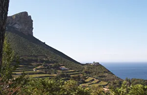 The Cassis cliff, the sea and vineyards on the slope Clos Ste Magdeleine Sack-Zafiropulo The Cassis cliff, the sea and vineyards on the slope Clos Ste Magdeleine Sack-Zafiropulo