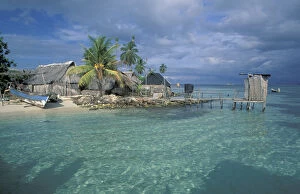 Images Dated 9th January 2004: Central America, Panama, San Blas Islands Houses of a Kuna village