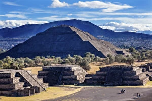 Images Dated 25th December 2014: Climbing Temple of Sun Pyramid Avenue of Dead Teotihuacan Mexico City Mexico