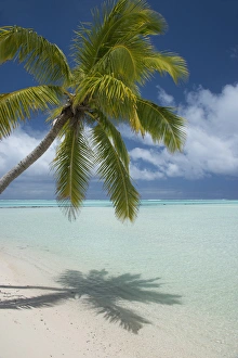 Cook Islands, Aitutaki (aka Araura). One Foot Island, a small motu in Cook Islands, Aitutaki (aka Araura). One Foot Island, a small motu in