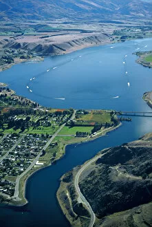 Images Dated 4th January 2006: Cromwell & Lake Dunstan (during speed boat race), Central Otago - aerial