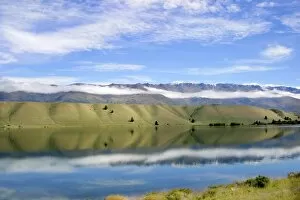 Images Dated 1st March 2004: Cromwell, Lake Dunstan, New Zealand. Amazing reflections on man made Lake Dunstan