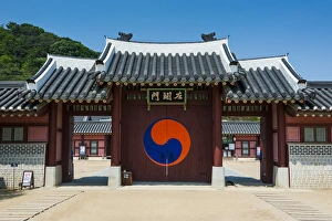 Entrance gate to the Hwaseong Haenggung palace in the Unesco world heritage sight Entrance gate to the Hwaseong Haenggung palace in the Unesco world heritage sight