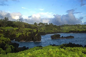 Images Dated 12th October 2003: The first rays of morning sun warm Pa iloa Bay in the Wai anapanapa State