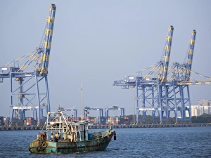 Fishing boat and crane at Cochin, Kerala, India Fishing boat and crane at Cochin, Kerala, India