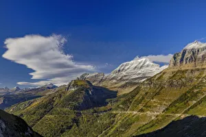 The Garden Wall with seasons first snow in Glacier National Park, Montana, USA The Garden Wall with seasons first snow in Glacier National Park, Montana, USA