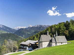Images Dated 28th April 2012: The three gothic chapel of Bad Dreikirchen (litterally: spa of the three churches )