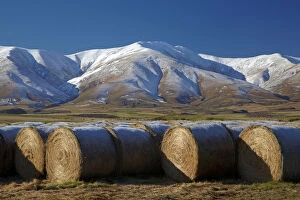 Images Dated 17th July 2014: Hay bales and Kakanui Mountains, Kyeburn, near Ranfurly, Maniototo, Central Otago