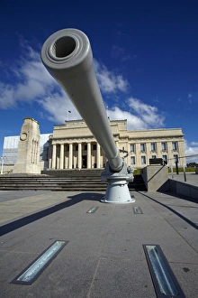 Historic gun and Auckland War Memorial Museum, Auckland Domain, Auckland, North Island Historic gun and Auckland War Memorial Museum, Auckland Domain, Auckland, North Island