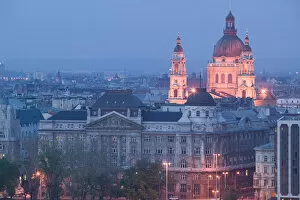 Images Dated 11th May 2004: HUNGARY-Budapest: St. Stephens Basilica / Evening