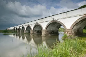 Images Dated 16th May 2004: HUNGARY-Great Plain- HORTBAGY: Hungarys Cowboy Country Nine Hole Bridge-Longest