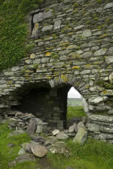 IRELAND, Kerry, Ring of Kerry. Ballycarberry Castle, near Cahersiveen. Ruined archway IRELAND, Kerry, Ring of Kerry. Ballycarberry Castle, near Cahersiveen. Ruined archway