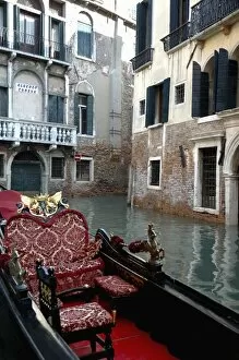 Images Dated 29th September 2004: Italy, Venice, gondola on canal