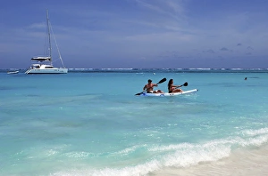 Kayaking the waters of Prickly Pear Island with Festiva Sailing Vacations (MR) Kayaking the waters of Prickly Pear Island with Festiva Sailing Vacations (MR)
