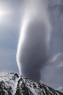 Lenticular cloud over Ohau Range, Mackenzie Country, Canterbury, South Island, New Lenticular cloud over Ohau Range, Mackenzie Country, Canterbury, South Island, New