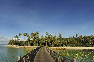 Images Dated 8th June 2010: Malaysia, Borneo, Semporna, Mabul, luxury hotel with bungalows on stilt