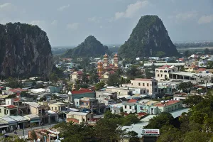 <b class=qtipBold><figcaption>Marble Mountains, Da Nang, Vietnam</figcaption></b> Marble Mountains, Da Nang, Vietnam