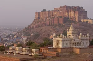 Images Dated 9th November 2006: Mehrangarh Fort of Jodhpur and Jaswant Thada in the foreground. Rajasthan, INDIA