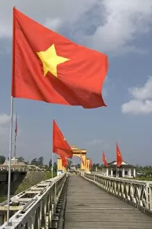 Images Dated 21st January 2009: Memorial portal to Ho Chi Minh at the Hien Luong Bridge spanning the Ben Hai River