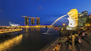 Merlion fountain and Marina Bay Sands at night, Singapore Merlion fountain and Marina Bay Sands at night, Singapore