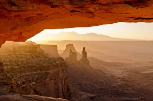 Mesa Arch, Canyonlands National Park, Utah, USA Mesa Arch, Canyonlands National Park, Utah, USA