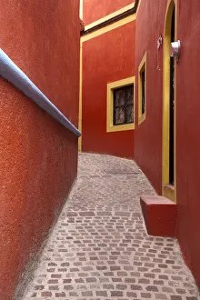 <b class=qtipBold><figcaption>Mexico, Guanajuato, Orange Alley</figcaption></b><br><em>© Holly Looney / DanitaDelimont.com</em> Mexico, Guanajuato, Orange Alley